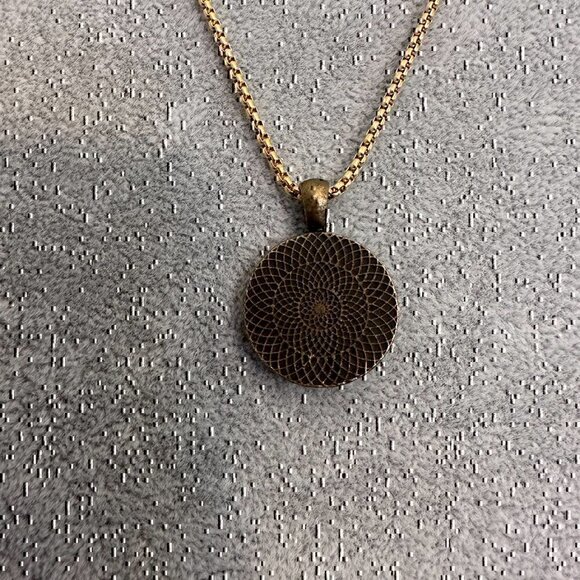 Gucci Lion Button upcycled into a pendant on 20 inch chain - Picture 3 of 3